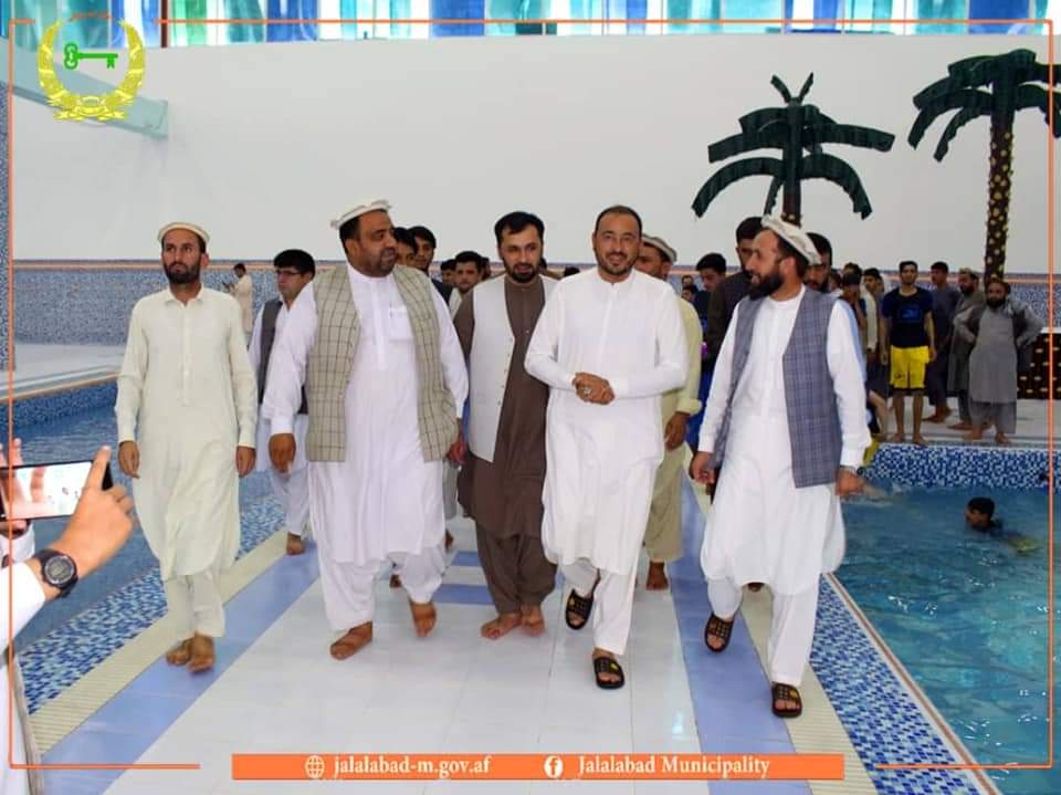 د جلال اباد ښار اوومه ناحيه کې د کوثر اوب بڼ پرانېستل شو د جلال اباد ښاروالۍ مرستيال يحيی غفورزي د ښار په اوومه ناحيه کې د کوثر اوب بڼ پرانېسته وکړه. يحيی غفورزي د يادې پرانېستې پرمهال وويل، په دې اوب بڼ شاوخوا ۷۰۰ زره ډالر لګښت راغلی،چې ورسره له يوې خوا خلکو ته د کار زمينه برابره شوه او له بلې خوا د ښاروالۍ عوايدو لوړېدو سبب ګرځي. نوموړي پر نورو شتمنو غږ وکړ ترڅو خپلې پانګې د هېواد په داخل کې په کارونو ولګوي.