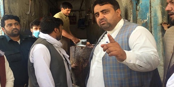 جلال اباد ښار څلورمه ناحيه کې نرخنامې څخه سرغړونکي مجازات شول جلال اباد ښار څلورمې ناحیې نرخونو کنټرول مامورينو له لورې د يادې ناحيې اړوند میکانېزې چوک هغه دو تنه قصابا چې د ښاروالې لخوا د ورکړل شوي نرخنامې څخه سرغړونه کړی وه، امنيتي منسوبينو په ملتيا د قانون منګولو ته وسپارل شول، په حوزه کې د ۲۴ ساعته بند وروسته د سیمې د ګذر وکیلانو په تضمین خوشې شول او دوکانونه یی مهرلاک، او ۳۰۰۰ افغانۍ نغدي جرمانه هم شول.