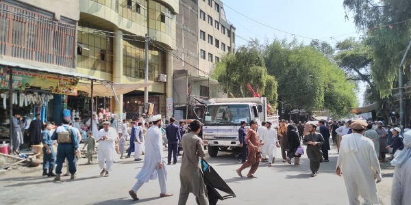 د جلال اباد ښاروالۍ د مارکيټونو تنظيم امريت له خوا په ورځني ډول د ښار په بېلابېلو ساحو کې د ښار پاکولو په موخه د عمومي جادو او پلو لارو د خلاصون کمپاين ترسره کېږي